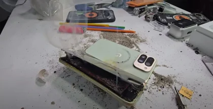 Google Pixel 10 Pro Foldin kävi huonosti kestävyyskokeessa. Kuvankaappaus JerryRigEverything-kanavan videolta YouTubesta.