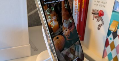 Google Pixel 10 Pro Fold latauksessa Pixelsnap Charger with Stand -alustalla. Magneetti pitää puhelimen tukevasti paikallaan.