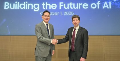 Kuvassa Samsungin suuromistajasukua edustava puheenjohtaja Jay Y. Lee ja OpenAI:n toimitusjohtaja Sam Altman kättelevät kumppanuuden kunniaksi.