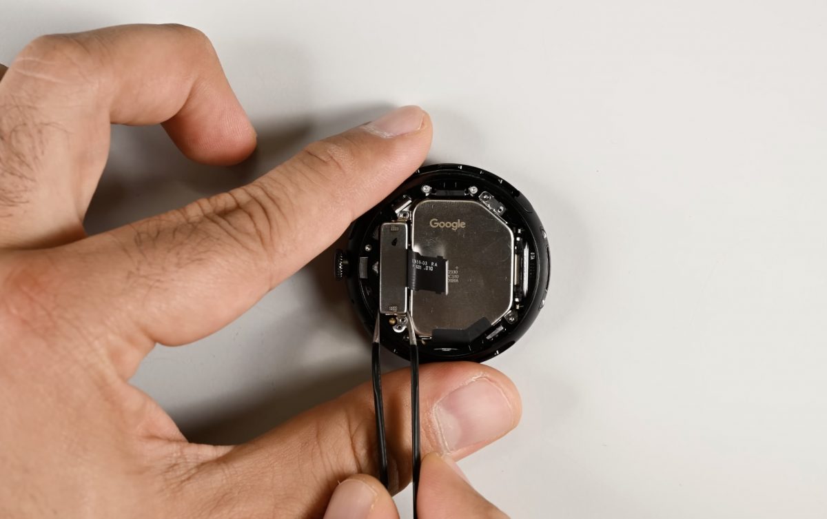 Google Pixel Watch 4 ansaitsi kehuja korjattavuuestaan. Kuvankaappaus iFixitin videolta.