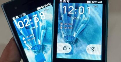 HMD Touch 4G kahtena värivaihtoehtona vuotokuvassa.