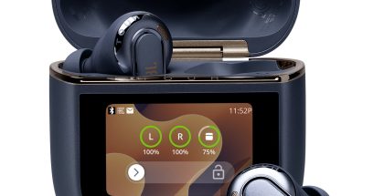 JBL Tour Pro 3 Blue Edition. Erikoisuutena kotelossa on näyttö.