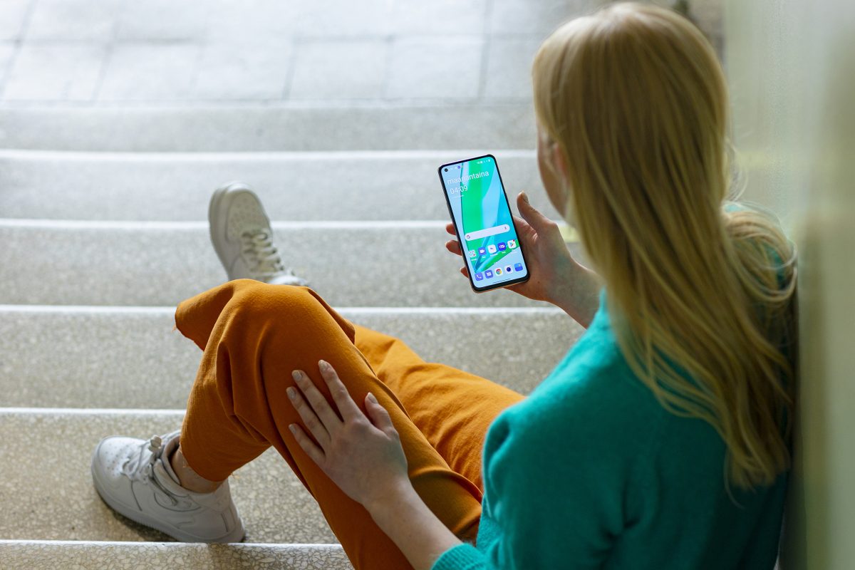 Lapsi puhelimen kanssa. Kuva: DNA.