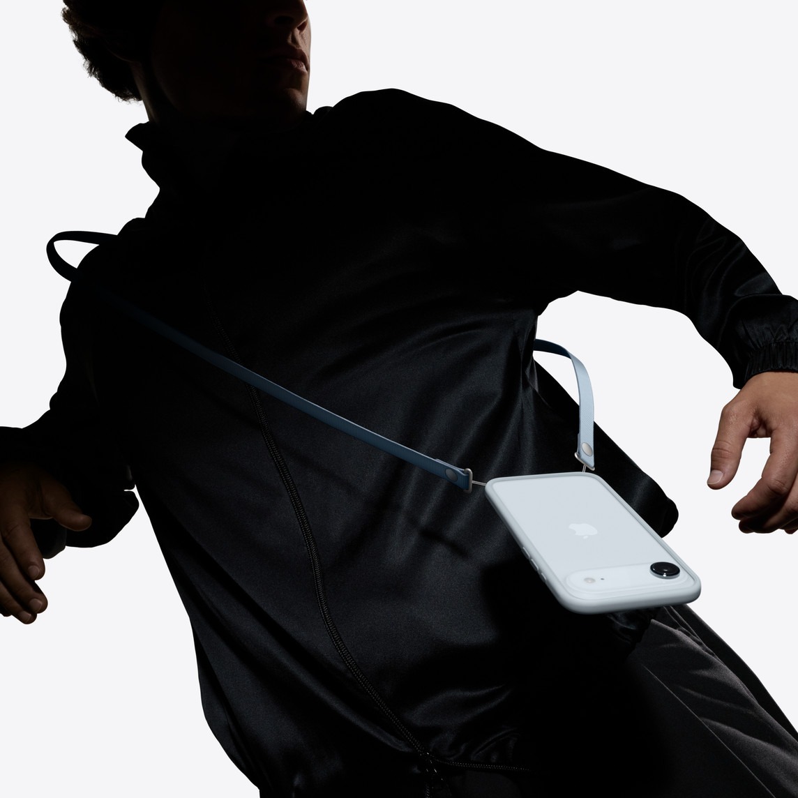 Olkahihna käytössä iPhone Airin kanssa.