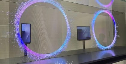 Samsung Galaxy Z TriFold esillä lasivitriinissä APEC-tapahtuman yhteydessä. Kuva: Dailian.