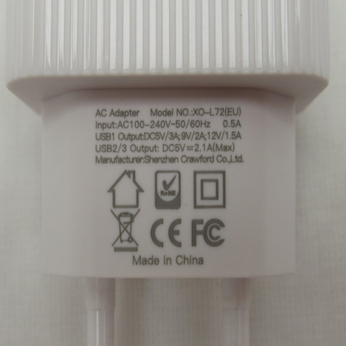 XO-L72(EU)-laturin merkinnät.