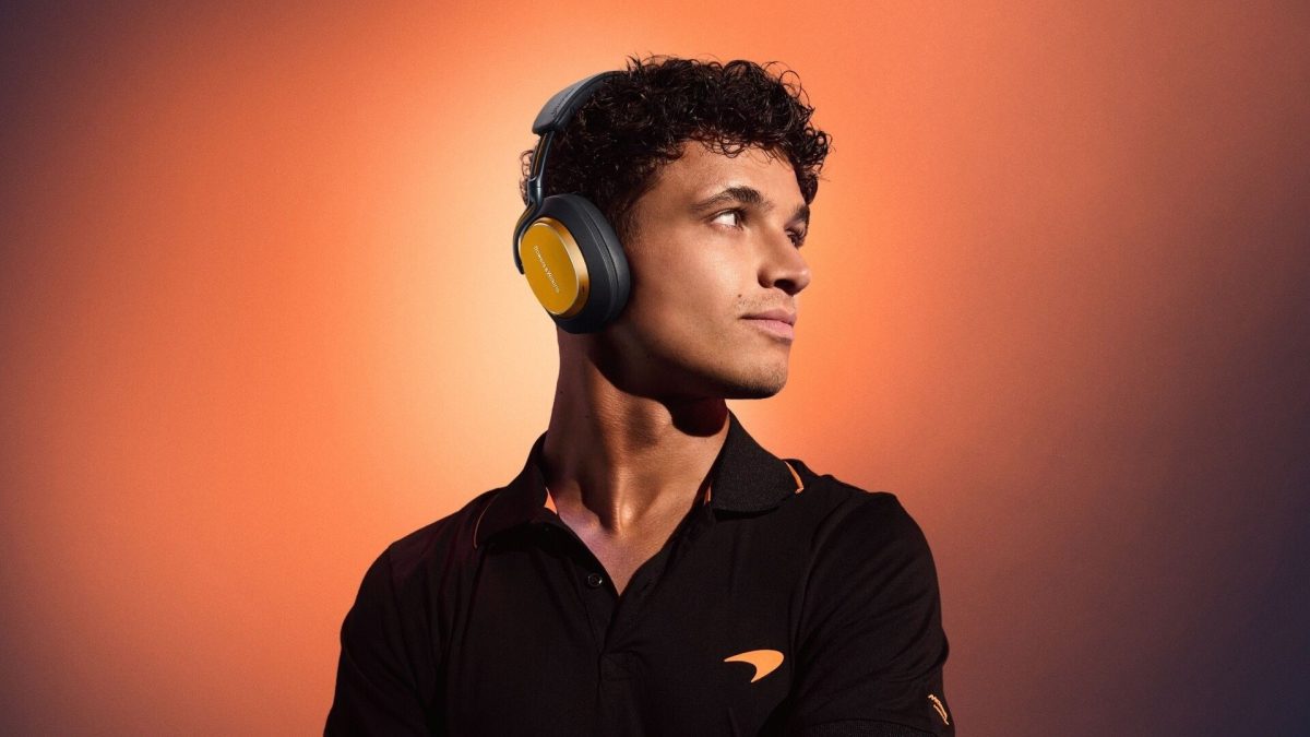 McLarenin F1-kuljettaja Lando Norris ja Bowers & Wilkins Px8 S2 McLaren Edition.