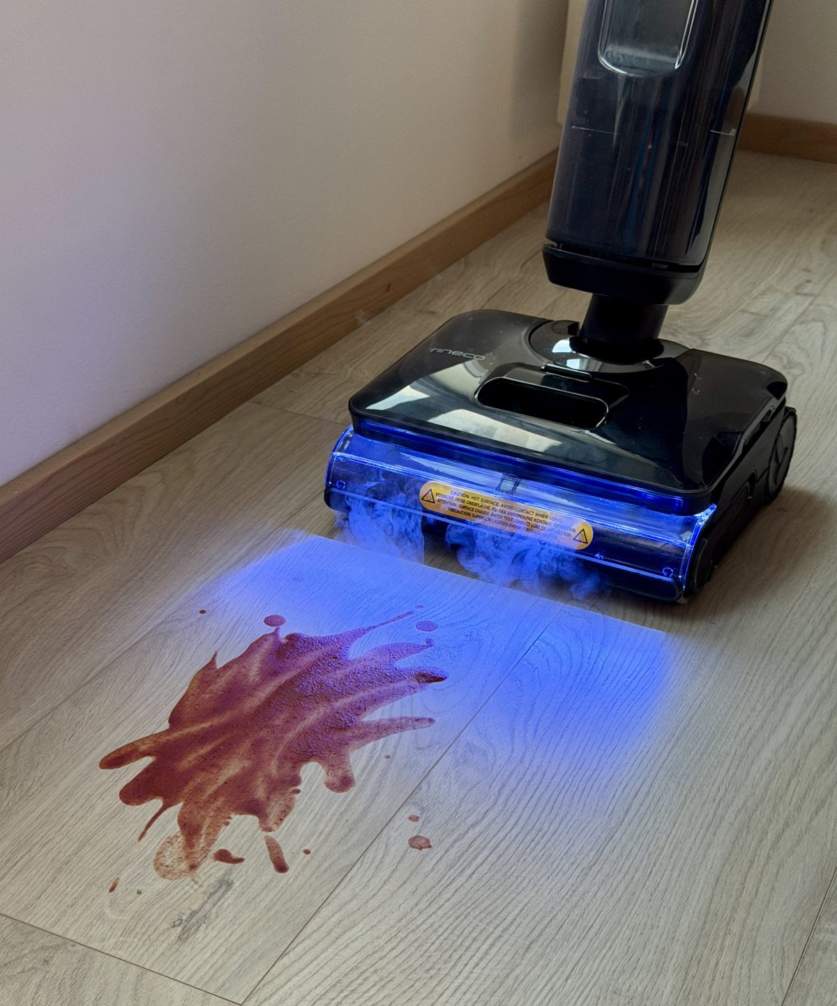 Muutamalla ylivedolla tämäkin yön yli pinttynyt tomaattikastike puhdistui lattialta.