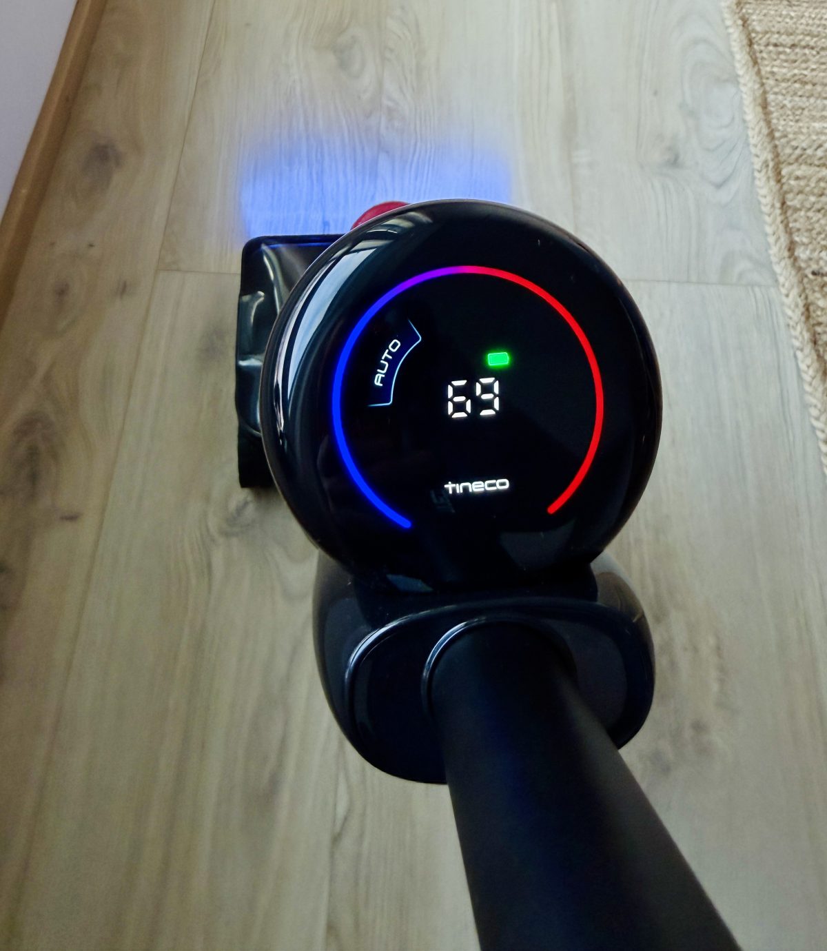 S7 Stretch Steam Plussan näyttö kertoo kehyksen värillä havaitusta likaisuudesta. Sininen merkitsee puhdasta ja punainen likaista. 