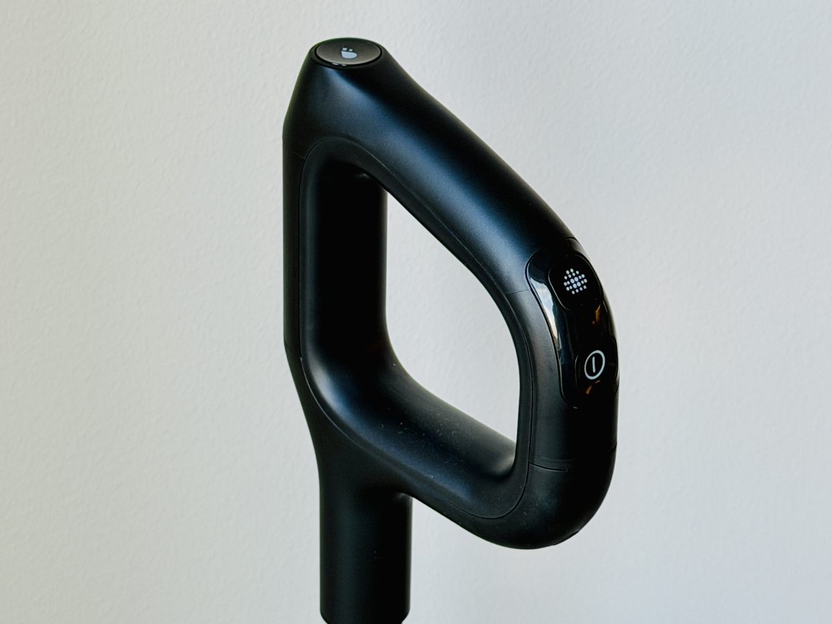 Kahvan etuosassa sijaitsevat virtapainike sekä painike käyttötilan vaihtamiseen. Ylimpänä kahvassa sijaitsee painike, josta käynnistetään itsepuhdistus laitteen ollessa telakassaan.