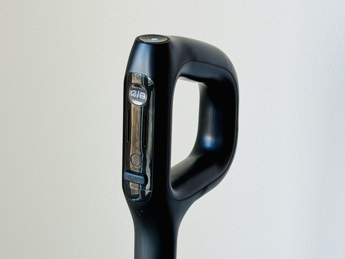 Kahvan takaosasta löytyy painike, jolla voi muuttaa ääni-ilmoitusten voimakkuutta ja kieltä.