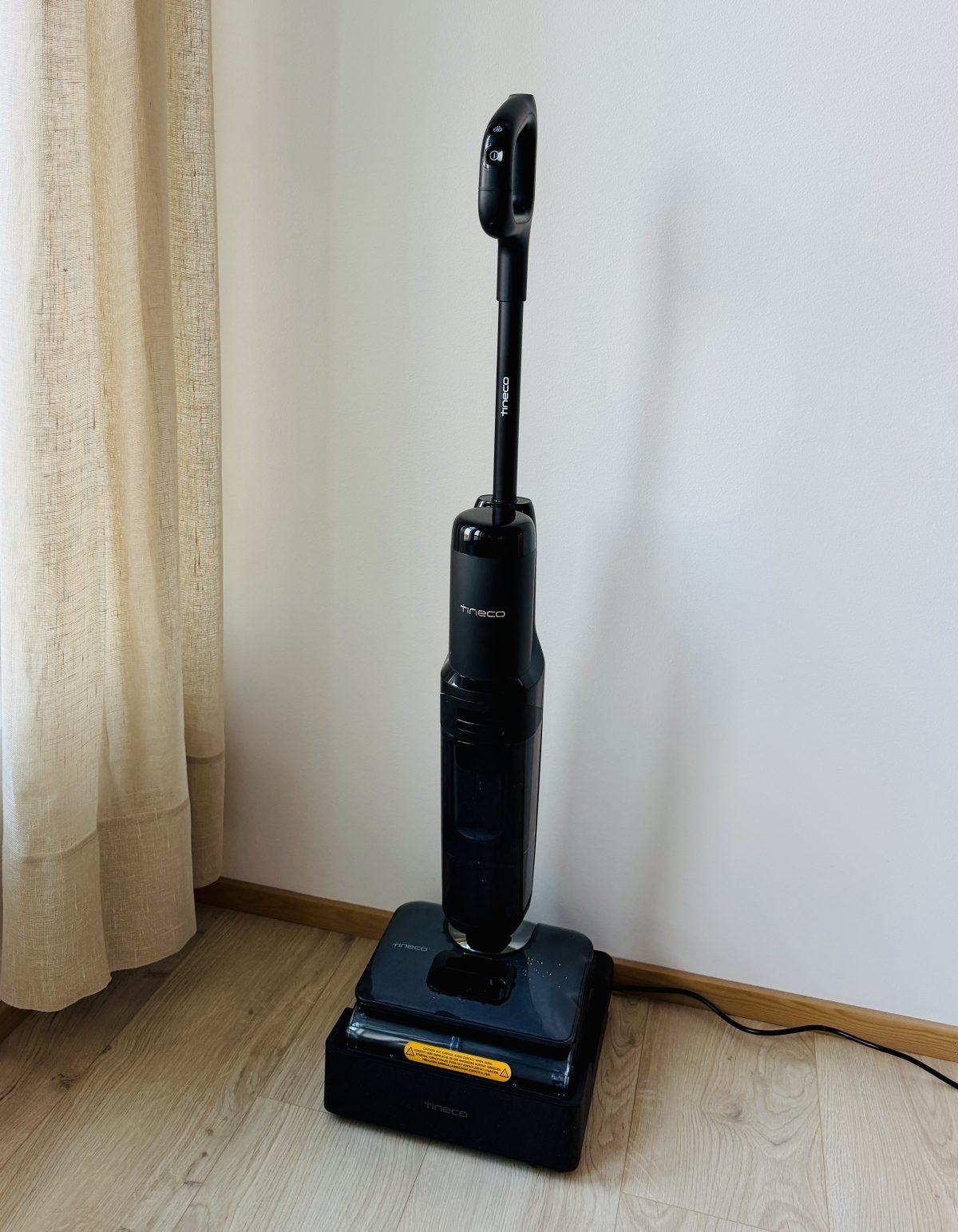 S7 Stretch Steam Plus telakassaan, jossa tapahtuvat lataus ja itsepuhdistus.