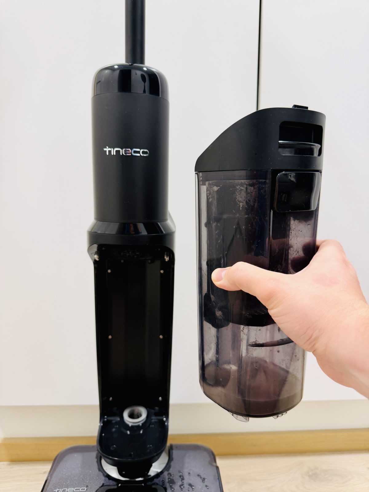 Likavesisäiliö irtoaa helposti S7 Stretch Steam Plussan rungosta.