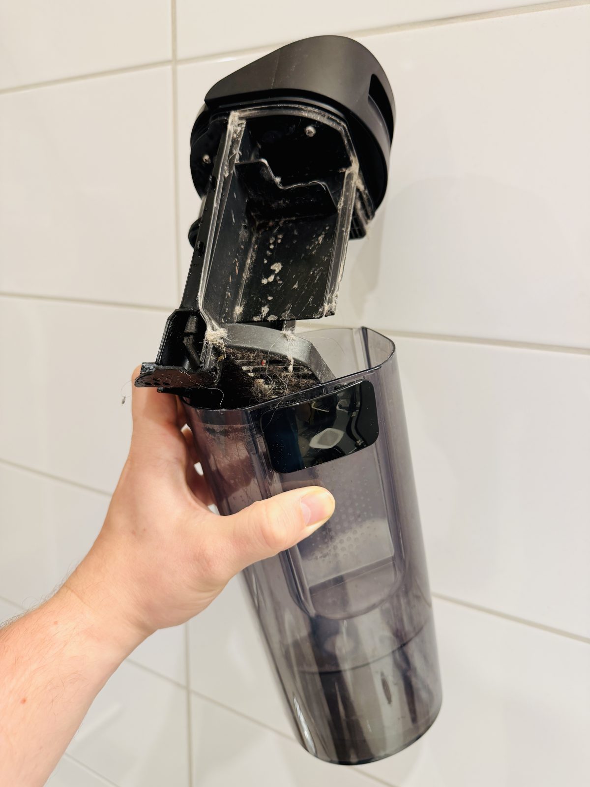 Likavesisäiliön puhdistaminen ei ole niin mukavaa hommaa, mutta onnistuu kuitenkin suhteellisen helposti.