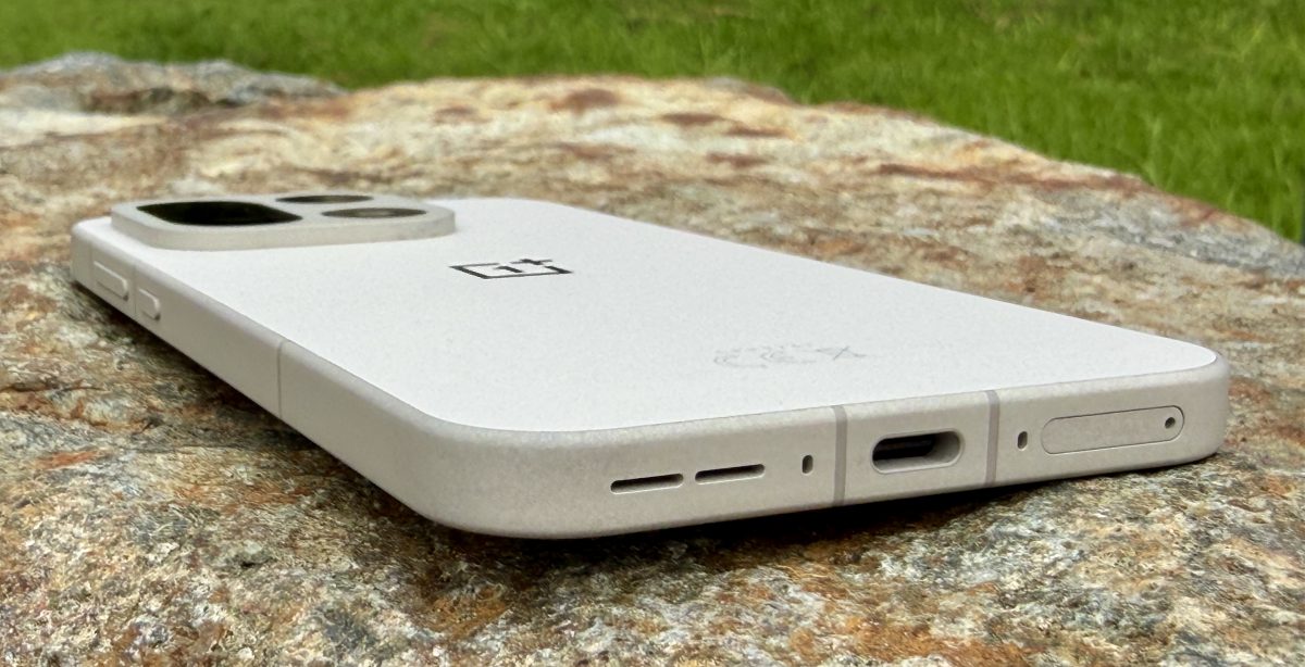 OnePlus 15:n pohjasta löytyvät USB-C-liitäntä, SIM-korttikelkka sekä kaiutin- ja mikrofoniaukot.
