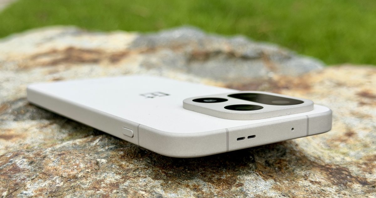 OnePlus 15:ssä on tasaiset sivut.