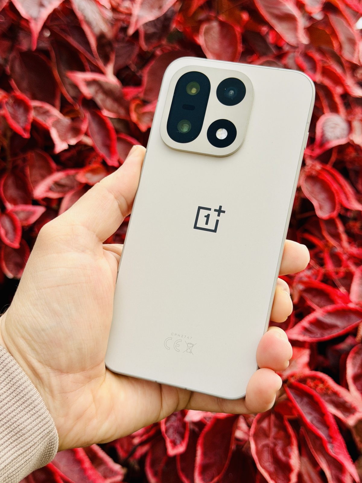 OnePlus 15 on hillityn tyylikäs.