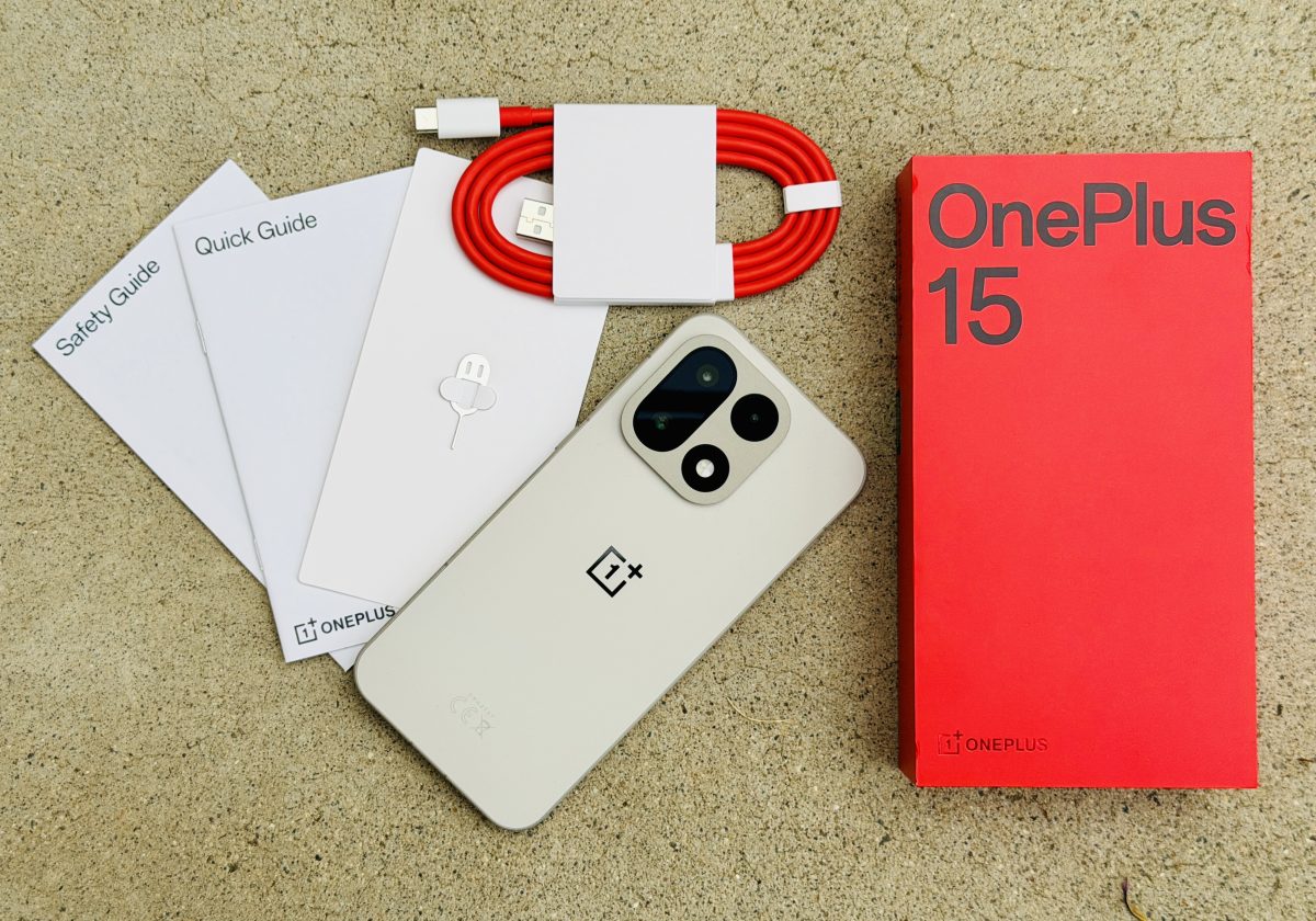 OnePlus 15:n myyntipakkauksen sisältö.