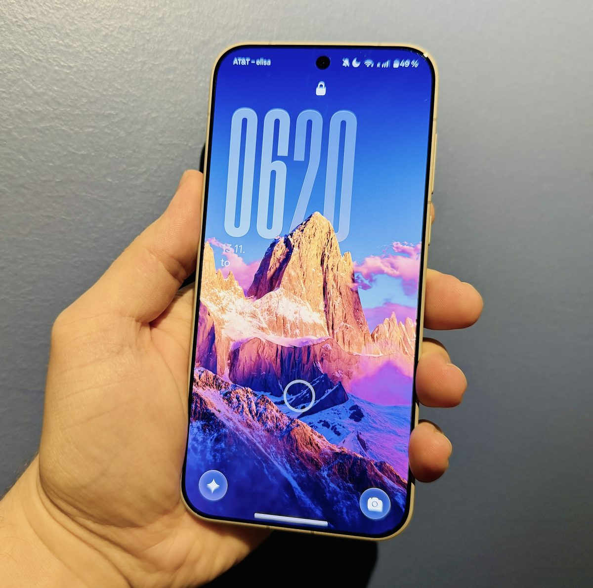 Lukitun näytön näkymää voi mukauttaa OxygenOS 16:ssa uusilla tavoilla, ja mukana on myös taustakuvan sisältävä aina päällä -tila.