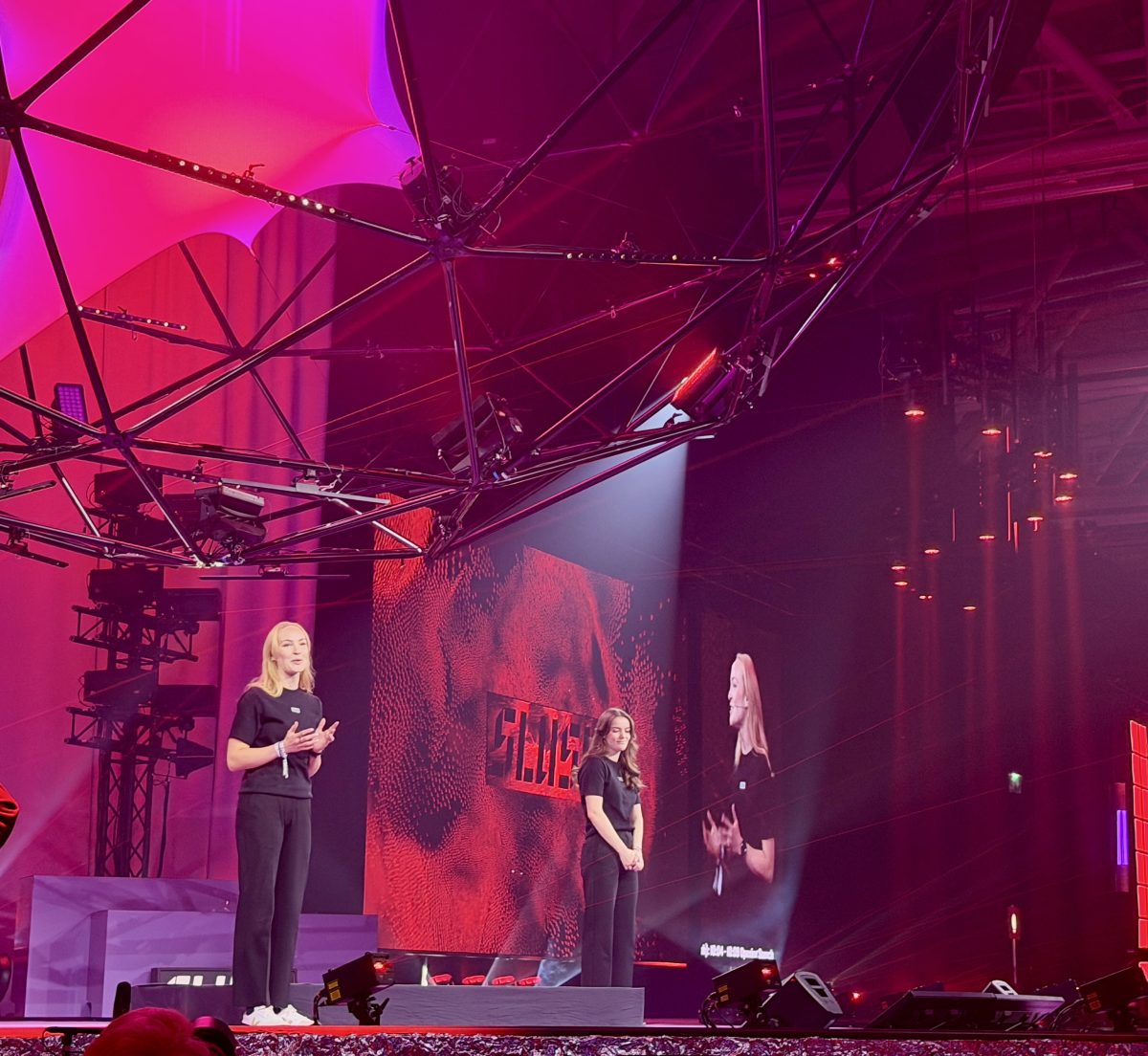 Slushin toimitusjohtaja (CEO) Aino Bergius ja varatoimitusjohtaja (President) Elin Dölker avasivat Slush 2025:n.