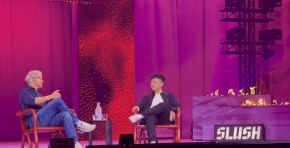 Nothingin perustaja ja toimitusjohtaja Carl Pei keskusteli yhtiöön sijoittaneen GV:n Tom Hulmen kanssa Slush 2025 -tapahtumassa.