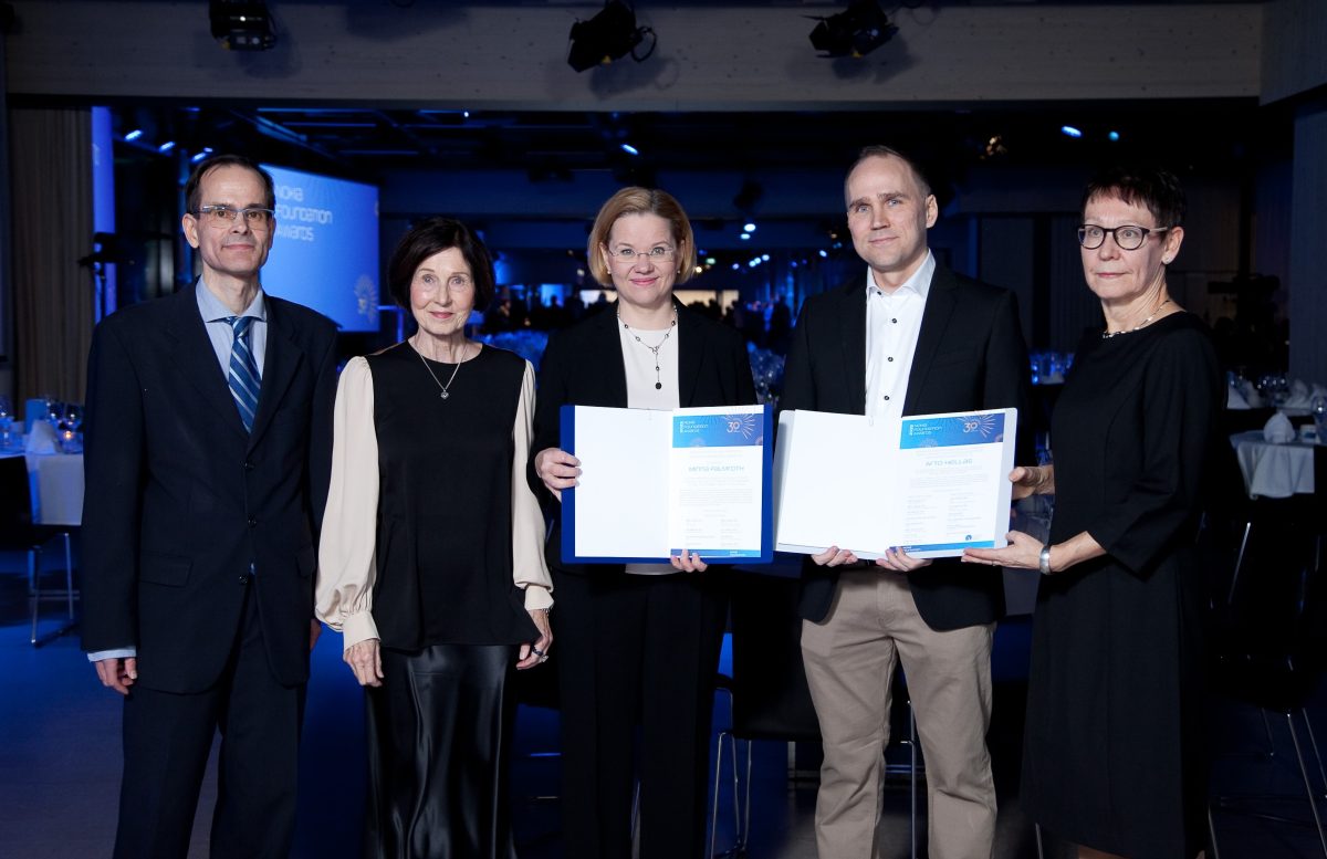 Kuvassa Nokia Säätiön hallituksen puheenjohtaja Mikko Uusitalo, Nokian hallituksen puheenjohtaja Sari Baldauf, palkitut Minna Palmroth ja Arto Hellas sekä OKKA-säätiön säätiönjohtaja Tuulikki Similä. Kuva: Mats Vuorenjuuri.
