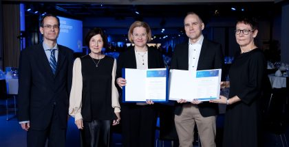 Kuvassa Nokia Säätiön hallituksen puheenjohtaja Mikko Uusitalo, Nokian hallituksen puheenjohtaja Sari Baldauf, palkitut Minna Palmroth ja Arto Hellas sekä OKKA-säätiön säätiönjohtaja Tuulikki Similä. Kuva: Mats Vuorenjuuri.