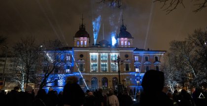 Kuva LumoLight-festivaalilta vuonna 2024. Oulun kaupungintalo, Dialogue - Niko Tiainen. Kuva: Acke Salo.