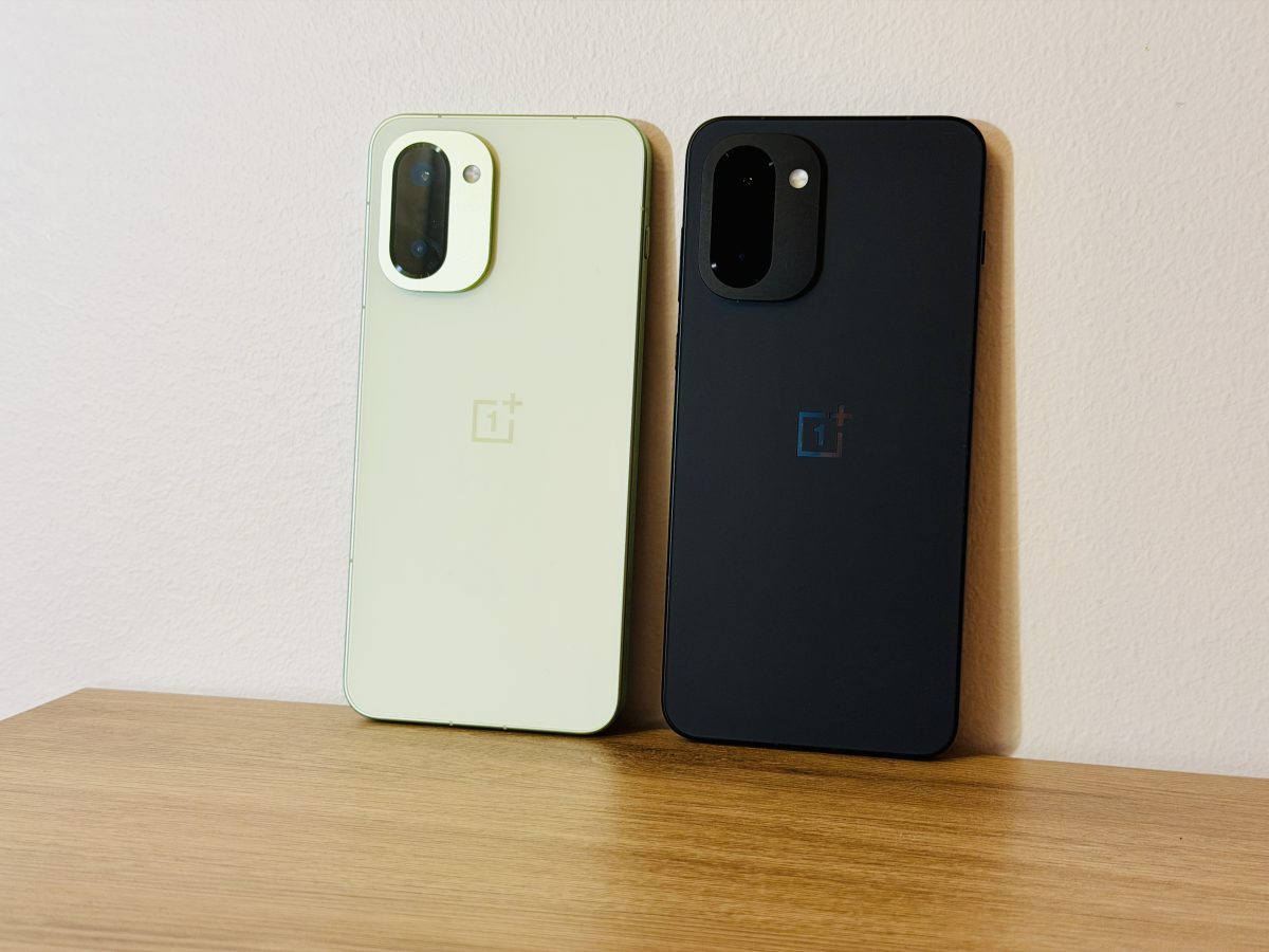 OnePlus 15R:n kaksi värivaihtoehtoa ovat mintunvihreä Mint Breeze ja hiilenmusta Charcoal Black.