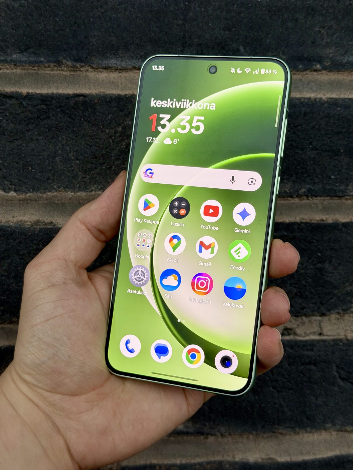 OnePlus 15R:n näyttö lunastaa odotukset.