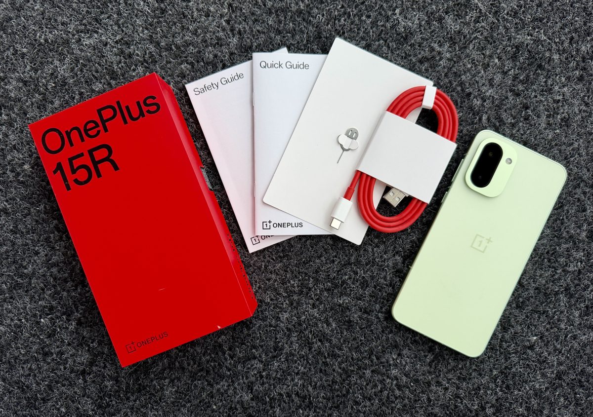 OnePlus 15R:n myyntipakkauksen sisältö.