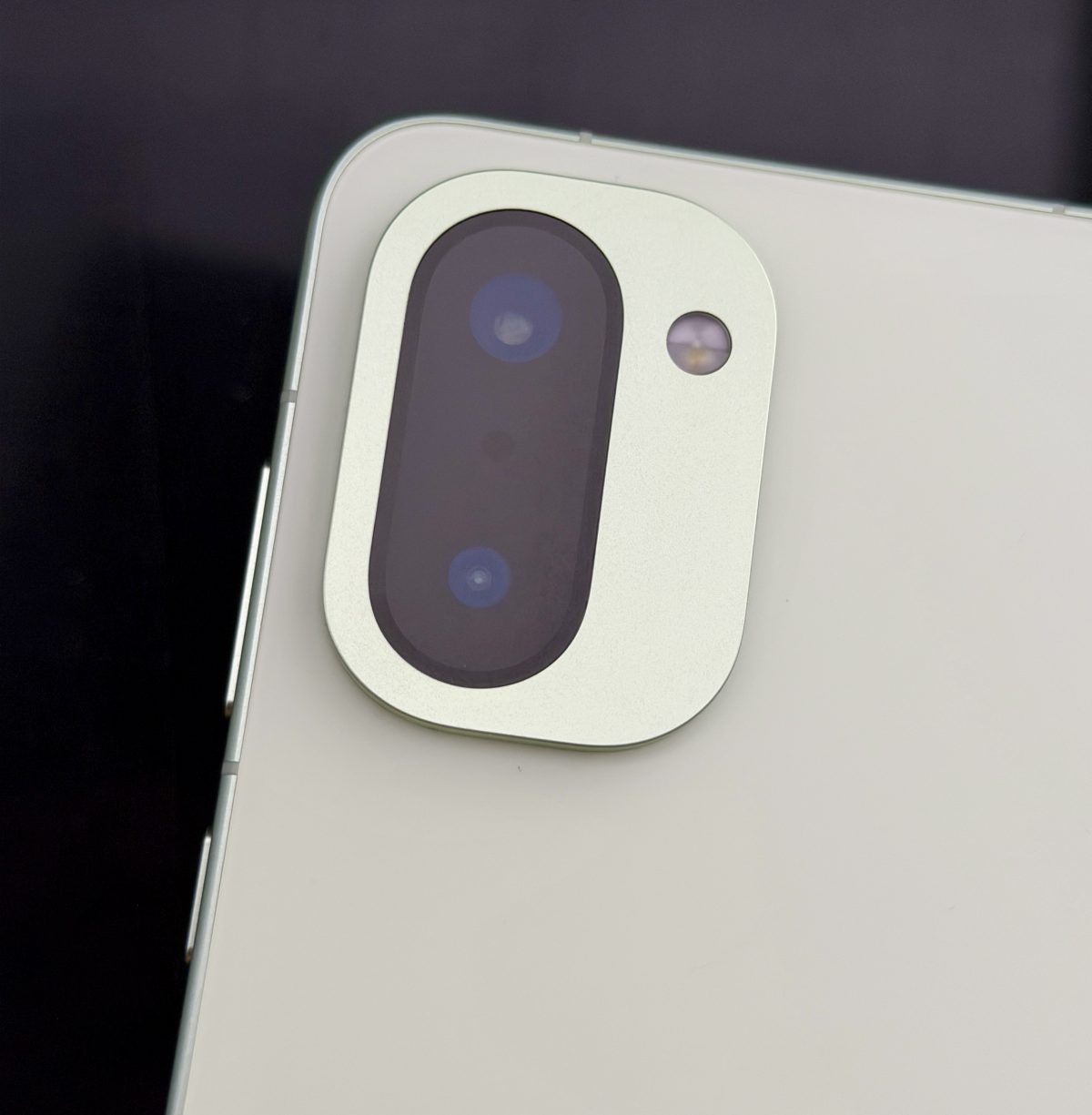 OnePlus 15R:ssä on vain kaksi takakameraa.