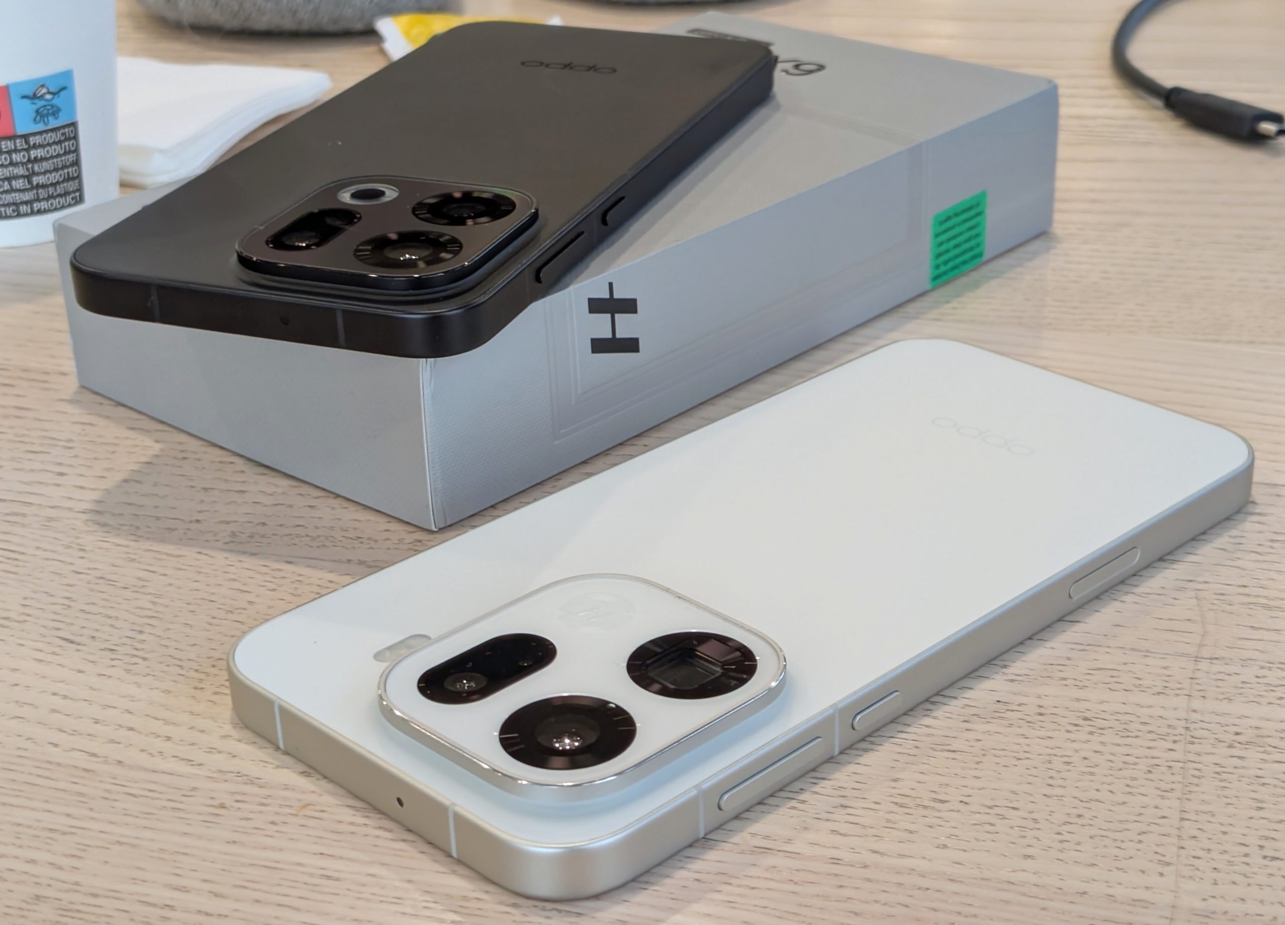 Oppo Find X9 ja Find X9 Pro ovat tavanomaisen näköisiä vuoden 2025 huippupuhelimia.