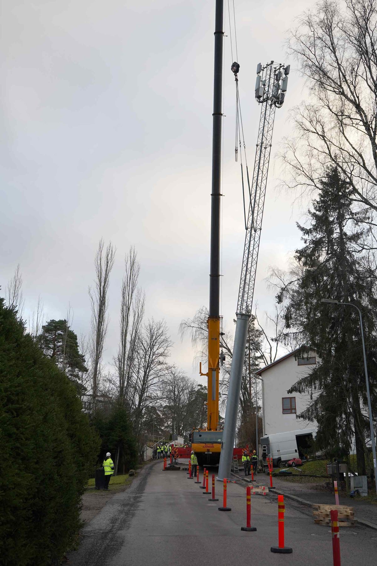 Helsingin Marjaniemessä pystytettiin masto niin, että radiot ja antennit olivat mukana jo esiasennettuna. Kuva: Enersense.