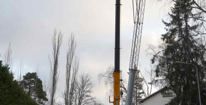 Helsingin Marjaniemessä pystytettiin masto niin, että radiot ja antennit olivat mukana jo esiasennettuna. Kuva: Enersense.