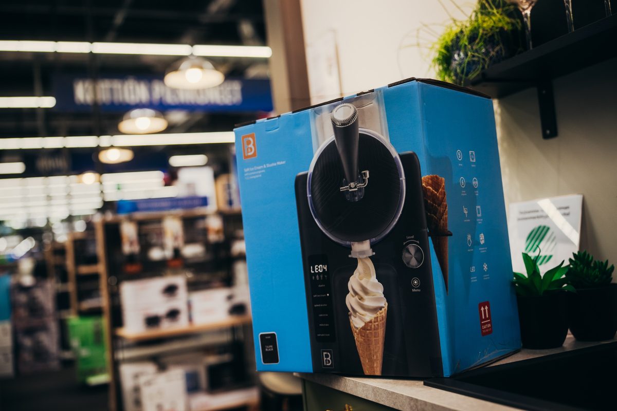 Kuvassa jäätelö- ja slush-koneen yhdistelmä. Kuva: Petri Saarelainen / Gigantti.