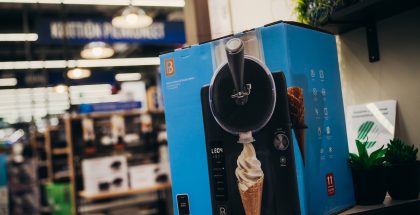 Kuvassa jäätelö- ja slush-koneen yhdistelmä. Kuva: Petri Saarelainen / Gigantti.