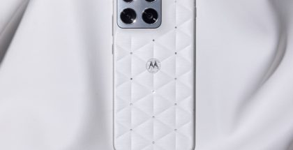 Motorola Edge 70, Pantonen vuoden 2026 Cloud Dancer -värissä.