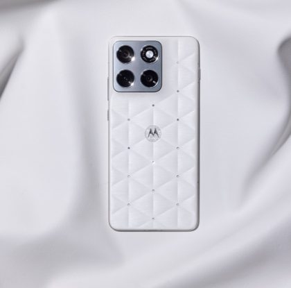 Motorola julkisti Edge 70 -älypuhelimesta uuden Swarovskin kristalleilla koristellun värivaihtoehdon: Cloud Dancer on Pantonen vuoden 2026 väri