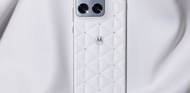 Motorola julkisti Edge 70 -älypuhelimesta uuden Swarovskin kristalleilla koristellun värivaihtoehdon: Cloud Dancer on Pantonen vuoden 2026 väri