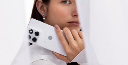 Kuvassa Motorola Edge 70 Cloud Dancer -värivaihtoehtona.