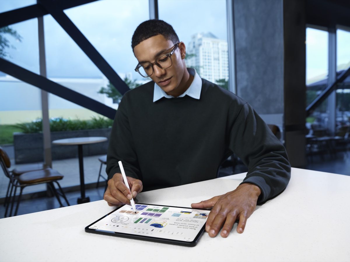 OnePlus Pad Go 2 Stylo -kynä käytössä tabletin kanssa.