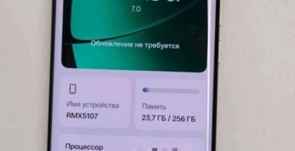 Realme-puhelin 10 001 milliampeeritunnin akulla vuotokuvassa.