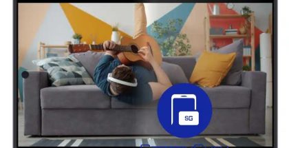 Samsungin esittelemä näkemys leveämmästä taittuvanäyttöisestä puhelimesta. Kuva: SammyGuru.