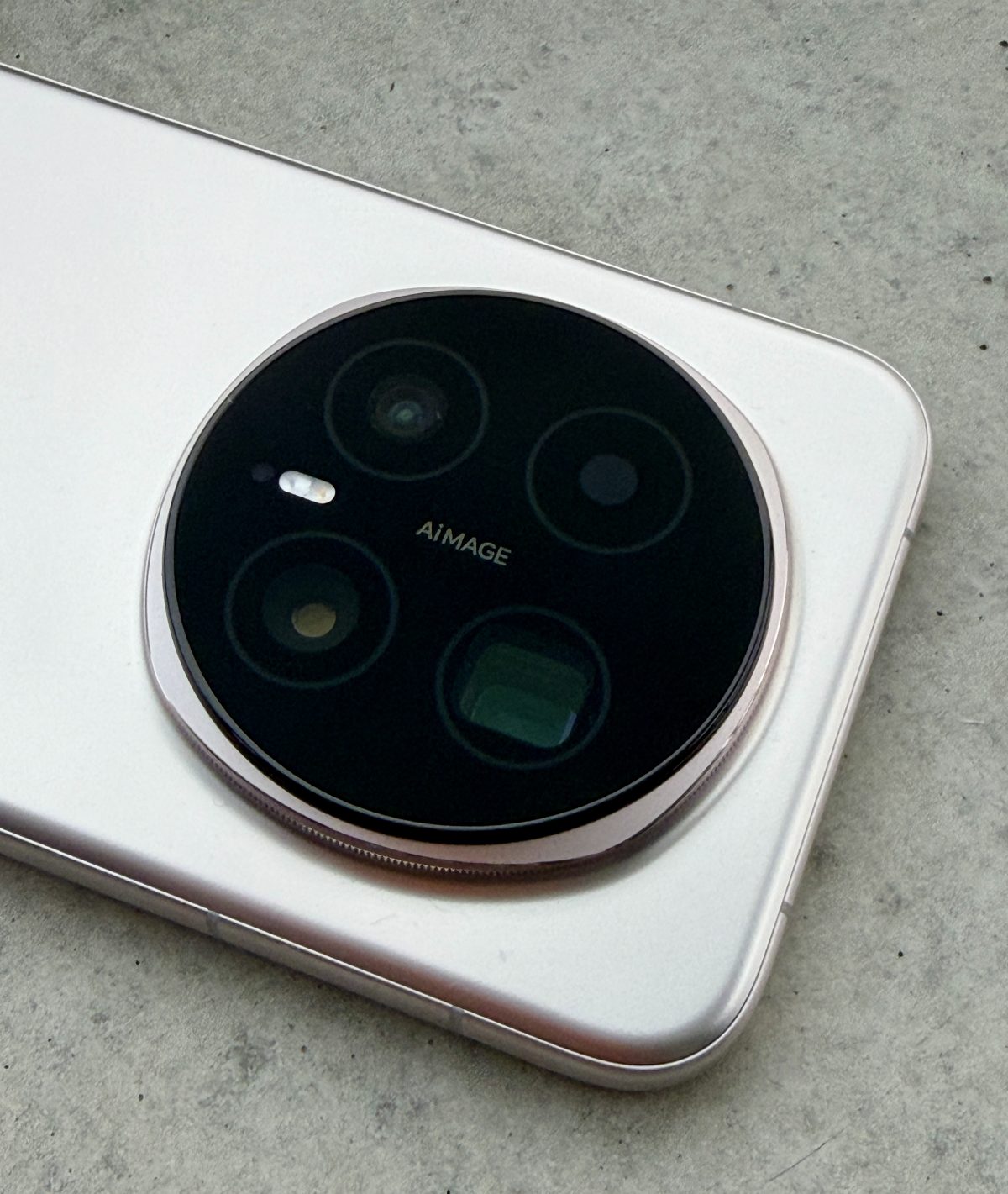 Magic8 Prossa on kolme takakameraa osana suurta kamerakohoumaa.