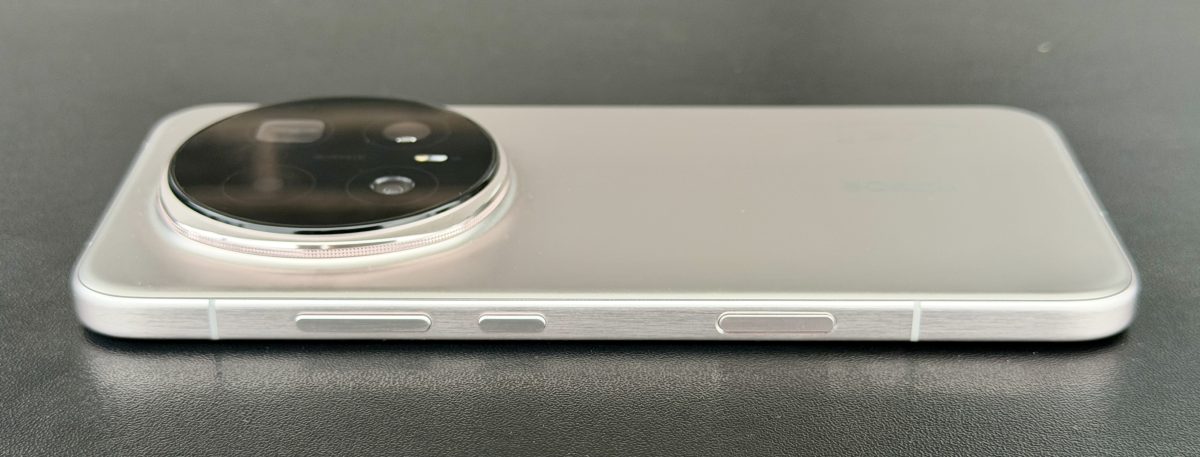 Äänenvoimakkuuden säätöpainikkeen ja virtapainikkeen lisäksi oikealta sivulta löytyy AI-painike.