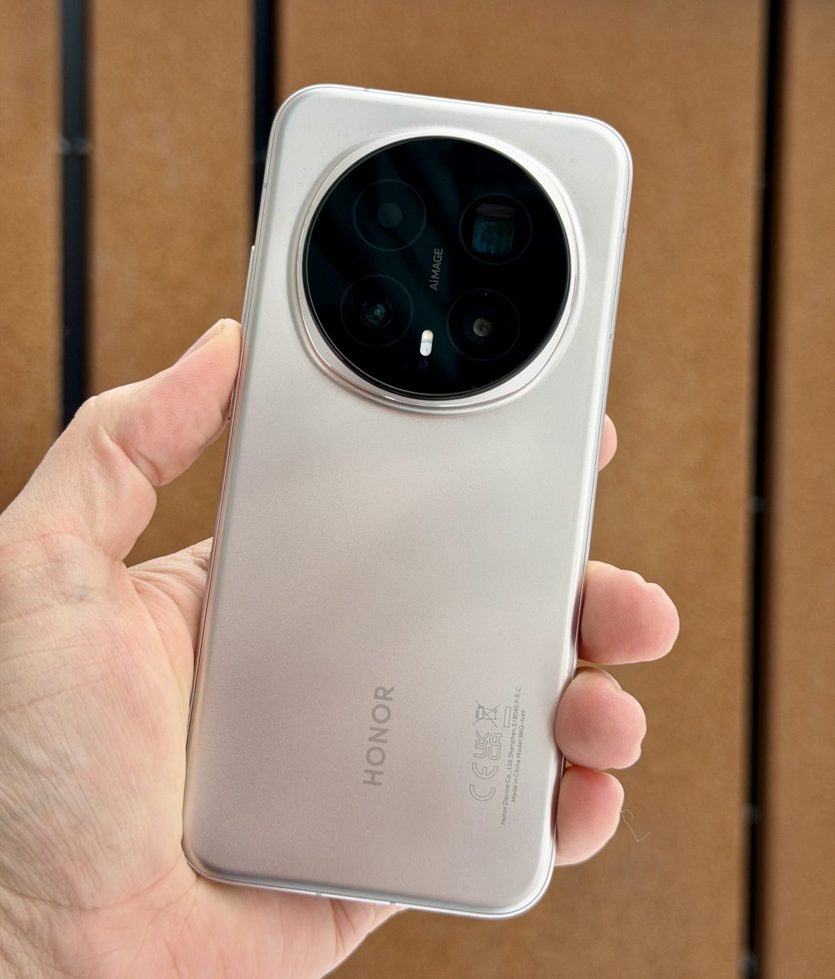 Honor Magic8 Pro näyttää ja tuntuu huippupuhelimelta.