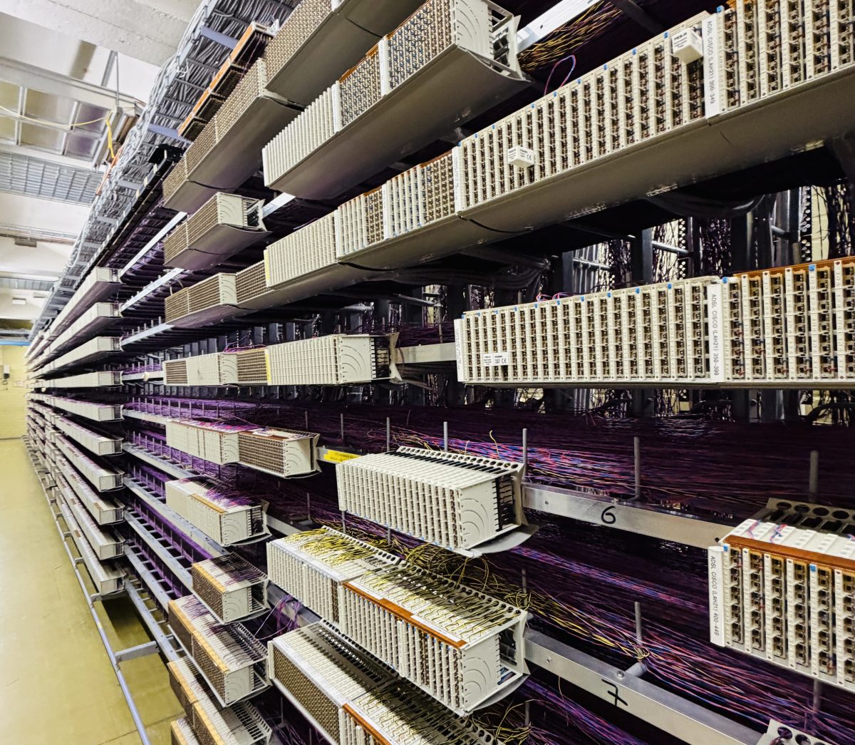 Tästä kupariverkon ristikytkentätilasta ovat lähteneet yhteydet Lahden keskusta-alueen lankapuhelimiin.