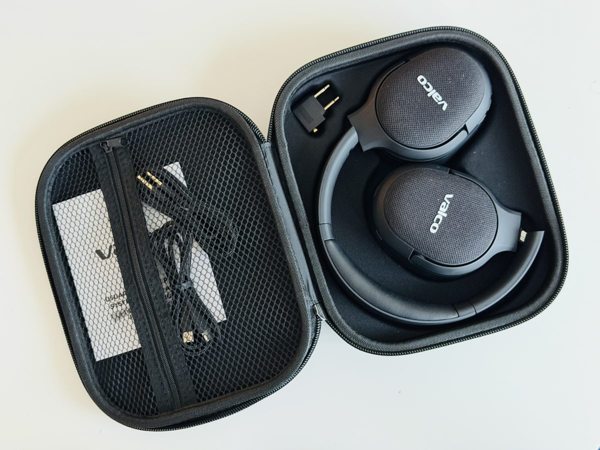 Valco VMK25.2 -kuulokkeet kotelossa, joka on onnistuneesti suunniteltu. Tykötarpeet tai muuta pikkutavaraa kulkee samassa kotelossa verkon sisällä.