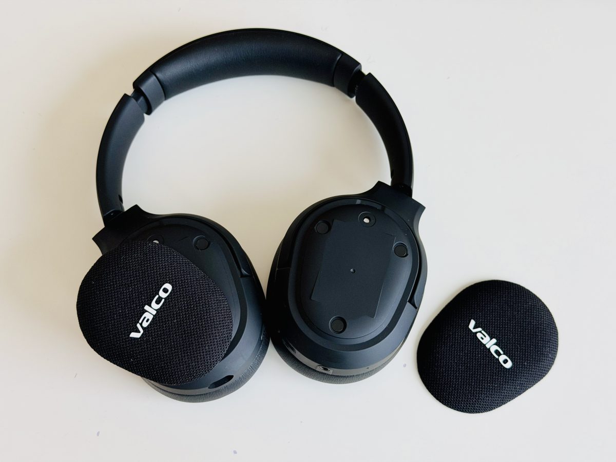 Valco VMK25.2:n kuulokekuppien päälliset ovat kiinni magneeteilla. Ratkaisu on toimiva.